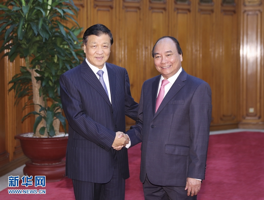 應(yīng)越南共產(chǎn)黨邀請，中共中央政治局常委、中央書記處書記劉云山9月18日至19日對越南進行正式訪問。這是9月19日，劉云山在河內(nèi)會見越南總理阮春福。 新華社記者 丁林 攝