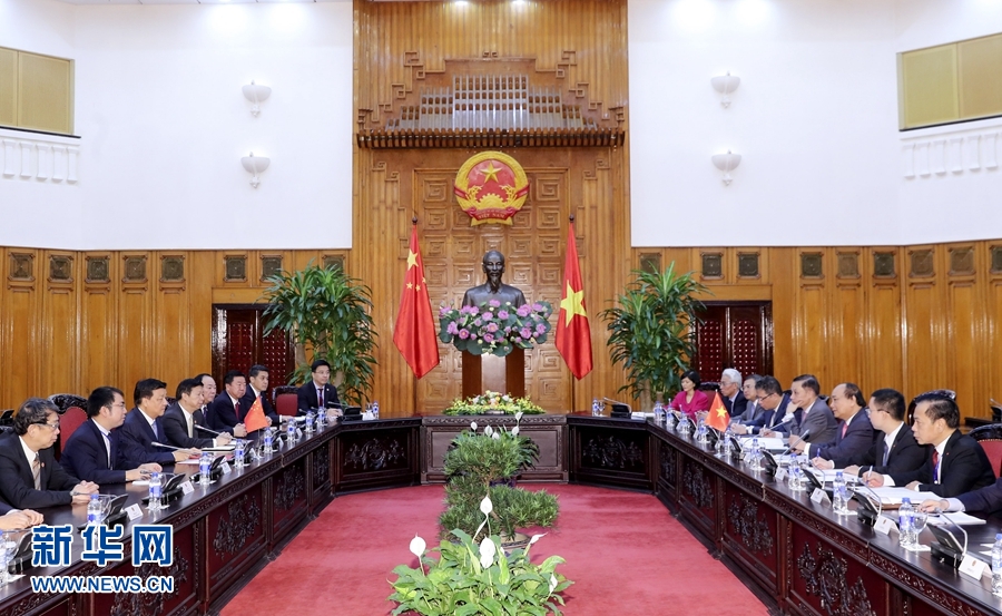 應(yīng)越南共產(chǎn)黨邀請，中共中央政治局常委、中央書記處書記劉云山9月18日至19日對越南進行正式訪問。這是9月19日，劉云山在河內(nèi)會見越南總理阮春福。 新華社記者 丁林 攝