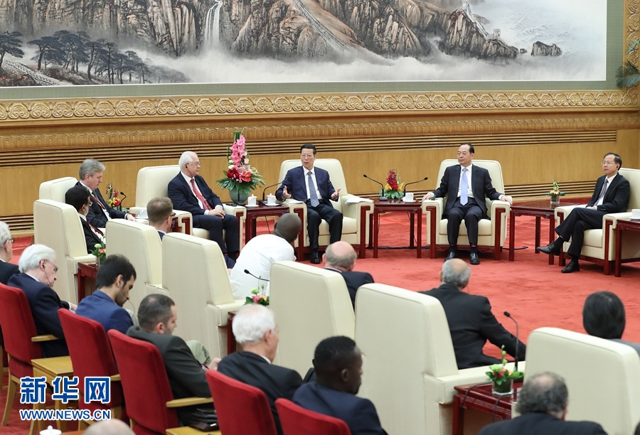 9月21日，中共中央政治局常委、國務(wù)院副總理張高麗在北京人民大會堂會見來華參加2017&ldquo;一帶一路&rdquo;媒體合作論壇的外方代表并回答大家關(guān)心的問題。新華社記者王曄攝 