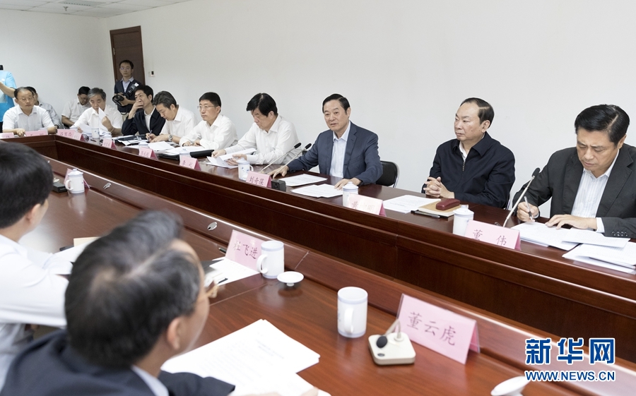 9月22日，中共中央政治局委員、中央書記處書記、中宣部部長劉奇葆在北京調(diào)研京劇像音像工程情況。這是劉奇葆與有關(guān)方面負責同志座談交流。新華社記者 丁海濤 攝