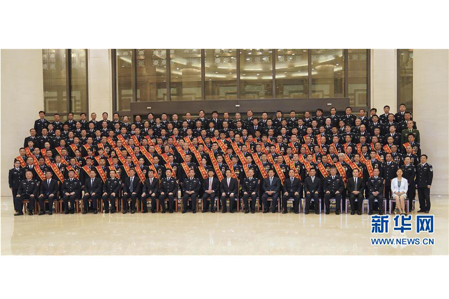 9月22日，&ldquo;熱血鑄劍&middot;丹心衛(wèi)民&rdquo;全國公安百佳刑警推選活動揭曉儀式在北京舉行。中共中央政治局委員、中央政法委書記孟建柱會見當選民警并觀看揭曉儀式。國務(wù)委員、公安部部長郭聲琨參加會見并觀看揭曉儀式。新華社記者 殷剛 攝