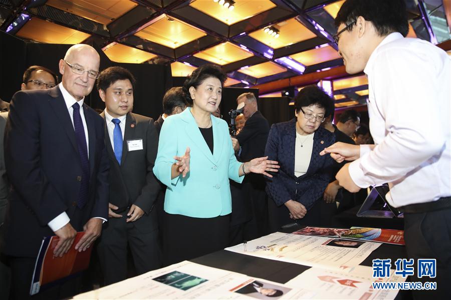 9月25日，在美國(guó)紐約，國(guó)務(wù)院副總理劉延?xùn)|（中）在紐約大學(xué)校長(zhǎng)漢密爾頓（前左一）的陪同下參觀中美兩國(guó)青年創(chuàng)客產(chǎn)品展示。國(guó)務(wù)院副總理劉延?xùn)|25日在美國(guó)紐約大學(xué)出席中美創(chuàng)客峰會(huì)暨中美青年創(chuàng)客中心啟動(dòng)儀式并講話。新華社記者 王迎 攝