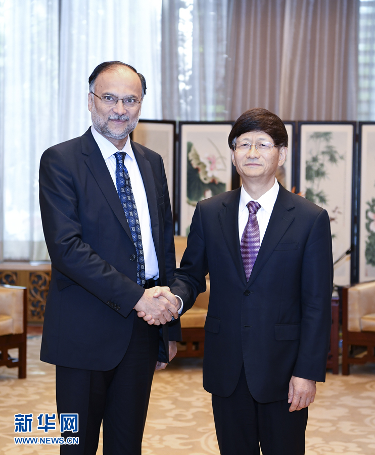 9月26日，中共中央政治局委員、中央政法委書記孟建柱在北京會(huì)見來華出席國際刑警組織第86屆全體大會(huì)的巴基斯坦內(nèi)政部長(zhǎng)伊克巴爾。新華社記者 張領(lǐng) 攝