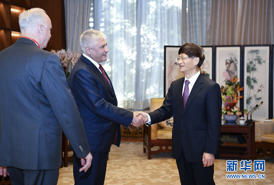 9月26日，中共中央政治局委員、中央政法委書記孟建柱在北京會(huì)見來華出席國際刑警組織第86屆全體大會(huì)的俄羅斯內(nèi)務(wù)部長(zhǎng)科洛科利采夫（左二）和俄聯(lián)邦調(diào)查委員會(huì)主席巴斯特雷金（左一）。新華社記者 張領(lǐng) 攝 