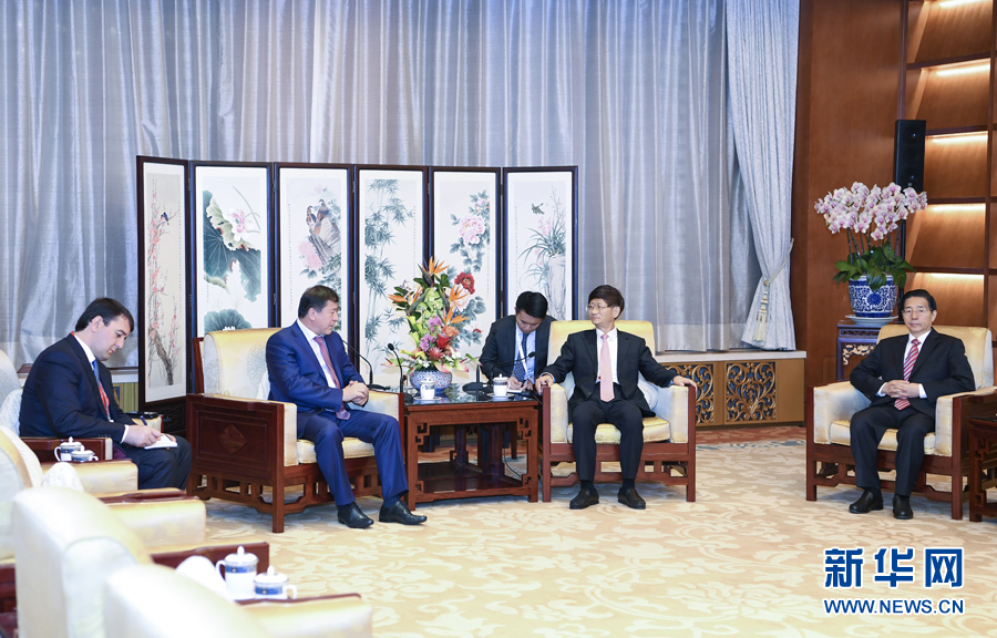 9月26日，中共中央政治局委員、中央政法委書記孟建柱在北京會(huì)見來華出席國際刑警組織第86屆全體大會(huì)的塔吉克斯坦內(nèi)務(wù)部長(zhǎng)拉希姆佐達(dá)。國務(wù)委員、公安部部長(zhǎng)郭聲琨參加有關(guān)會(huì)見。新華社記者 張領(lǐng) 攝