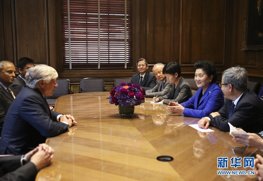 當(dāng)?shù)貢r(shí)間9月26日，國(guó)務(wù)院副總理劉延?xùn)|在紐約哥倫比亞大學(xué)出席中美大學(xué)校長(zhǎng)與智庫(kù)論壇并發(fā)表主旨演講。這是論壇開(kāi)始前，國(guó)務(wù)院副總理劉延?xùn)|（右二）會(huì)見(jiàn)哥倫比亞大學(xué)校長(zhǎng)博林格（左）。新華社記者 王迎 攝