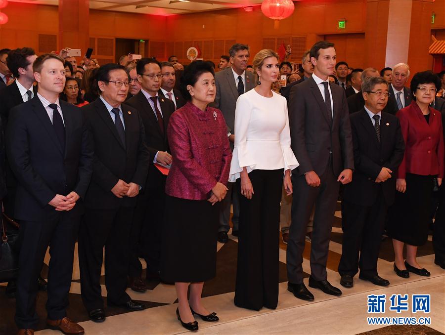 當(dāng)?shù)貢r(shí)間9月27日晚，正在華盛頓出席首輪中美社會(huì)和人文對(duì)話的國(guó)務(wù)院副總理劉延?xùn)|出席中國(guó)駐美國(guó)使館2017年國(guó)慶招待會(huì)。新華社記者殷博古攝