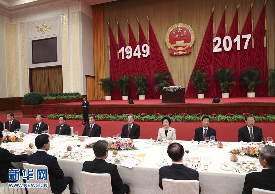 9月28日，全國政協(xié)辦公廳、中共中央統(tǒng)戰(zhàn)部、國務(wù)院僑辦、國務(wù)院港澳辦、國務(wù)院臺辦在北京人民大會堂聯(lián)合舉行國慶招待會。中共中央政治局常委、全國政協(xié)主席俞正聲與2800多名港澳臺僑各界代表歡聚一堂，慶祝中華人民共和國成立68周年。這是俞正聲在招待會上致辭。新華社記者 龐興雷 攝