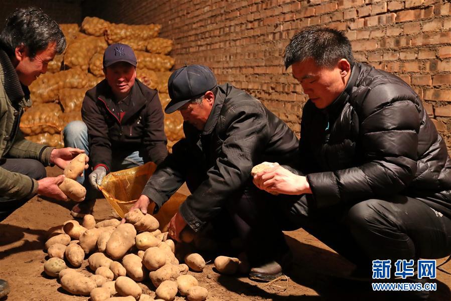 （十九大代表風采&middot;圖文互動）（1）&ldquo;第一書記&rdquo;房瑞標：呂梁鄉(xiāng)親&ldquo;最親近的人&rdquo;