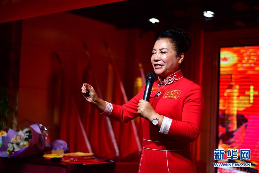 （十九大代表回基層&middot;圖文互動(dòng)）&ldquo;網(wǎng)紅書記&rdquo;薛榮：以黨建促發(fā)展 &ldquo;線上&rdquo;&ldquo;線下&rdquo;一齊抓