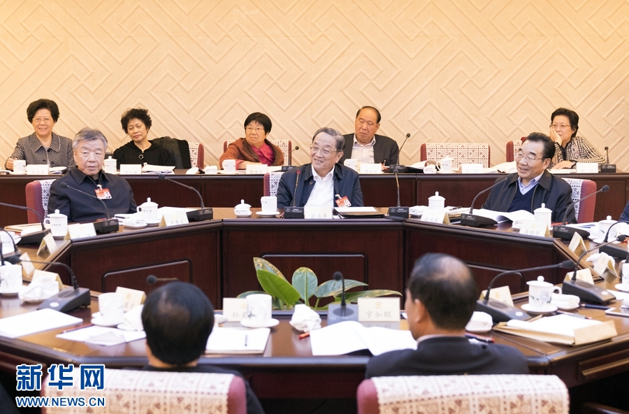 10月30日，政協(xié)第十二屆全國(guó)委員會(huì)常務(wù)委員會(huì)第二十三次會(huì)議舉行分組討論，與會(huì)人員圍繞深入學(xué)習(xí)貫徹中共十九大精神認(rèn)真討論，積極建言獻(xiàn)策。全國(guó)政協(xié)主席俞正聲參加討論。新華社記者 丁海濤 攝