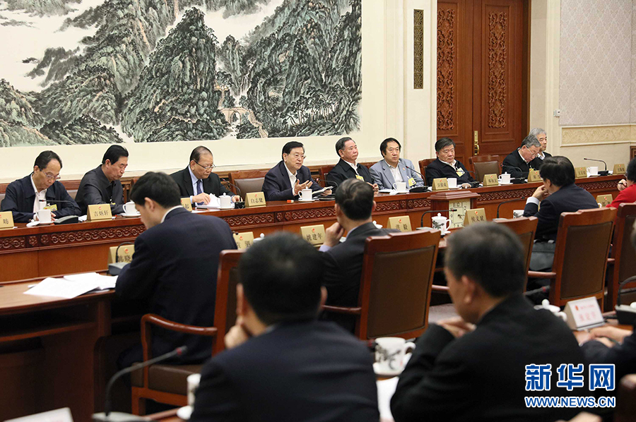 12月23日，十二屆全國人大常委會第三十一次會議舉行分組會議，審議監(jiān)察法草案二次審議稿等。張德江委員長參加審議。 新華社記者劉衛(wèi)兵攝