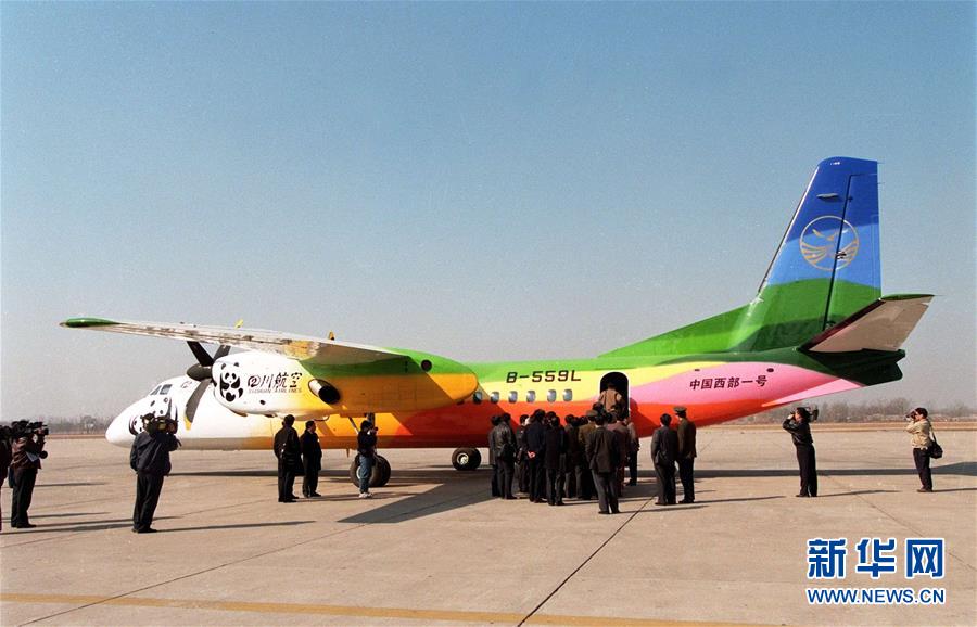 （新華全媒頭條&middot;圖文互動(dòng)）（10）國(guó)產(chǎn)大飛機(jī)&ldquo;三兄弟&rdquo;藍(lán)天聚首 &ldquo;中國(guó)翼&rdquo;開啟航空強(qiáng)國(guó)新時(shí)代