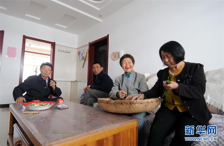 （新華全媒頭條&middot;圖文互動(dòng)）（1）開(kāi)啟新征程　譜寫(xiě)新史詩(shī)&mdash;&mdash;以習(xí)近平同志為核心的黨中央引領(lǐng)中國(guó)特色社會(huì)主義進(jìn)入新時(shí)代