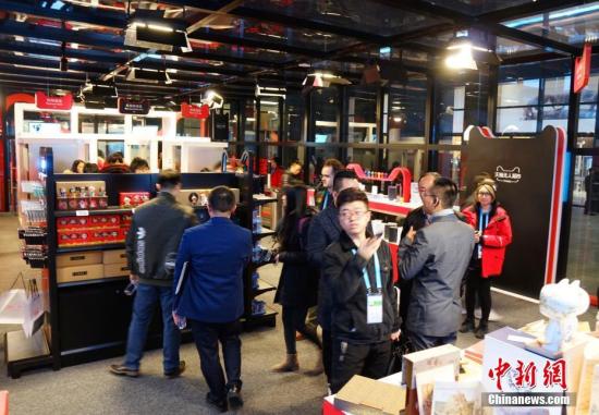 走進(jìn)&ldquo;互聯(lián)網(wǎng)之光&rdquo;博覽會(huì)，無人超市是本次展會(huì)最大的熱點(diǎn)，顧客可用二維碼進(jìn)入超市，實(shí)現(xiàn)全自動(dòng)購物。