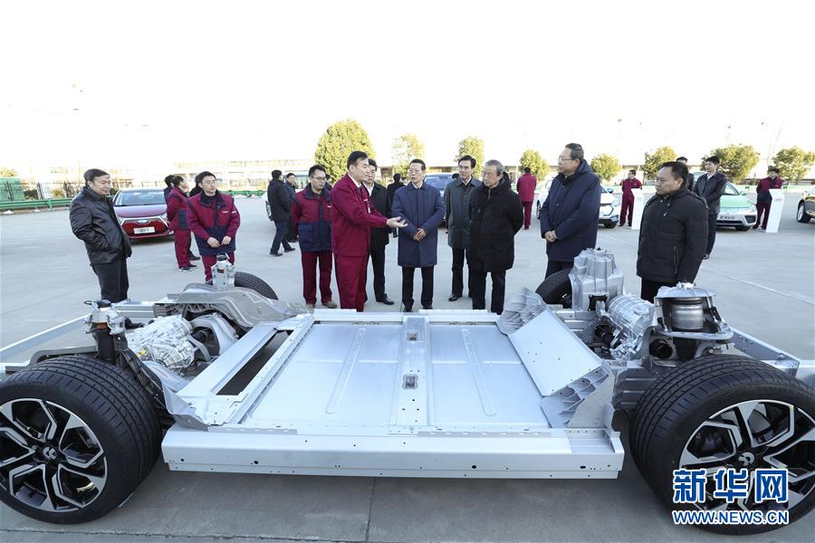 1月9日至10日，國務(wù)院副總理張高麗在安徽調(diào)研推動長江經(jīng)濟(jì)帶發(fā)展工作。這是1月9日，張高麗在江淮汽車股份有限公司了解企業(yè)生產(chǎn)經(jīng)營和參與國際產(chǎn)能合作情況。新華社記者 龐興雷 攝