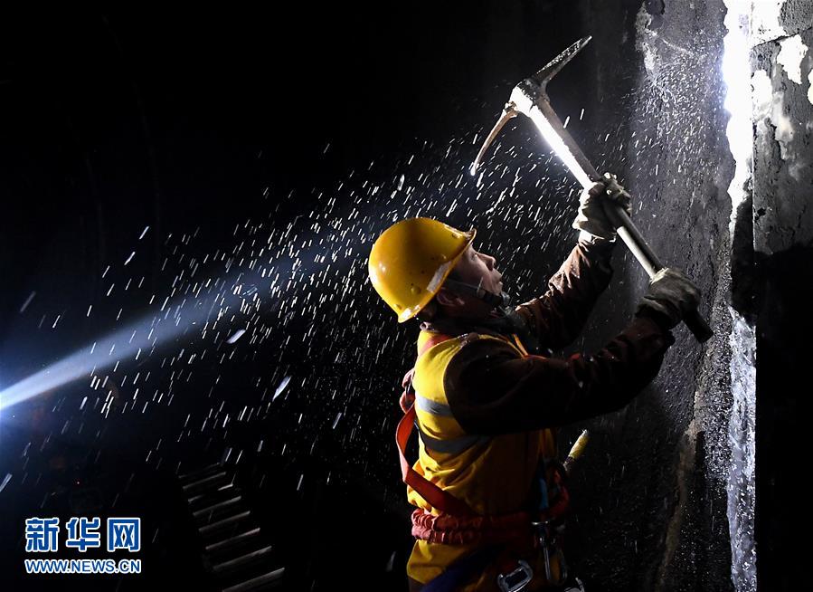 (走基層 聽民聲)(2)鐵路守護(hù)者 隧道“打冰人”