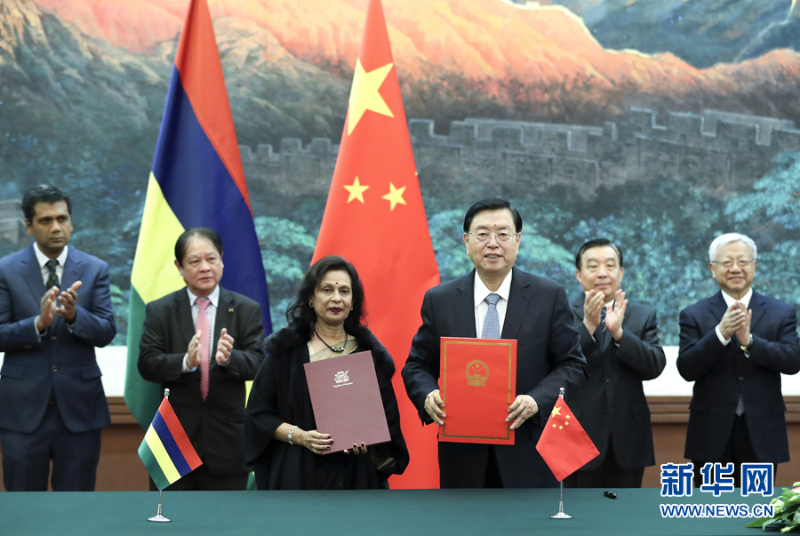 2月2日，全國人大常委會委員長張德江在北京人民大會堂與毛里求斯國民議會議長哈努曼吉舉行會談。這是雙方會談前共同出席中國全國人大與毛里求斯國民議會合作諒解備忘錄的簽字儀式。新華社記者 龐興雷 攝