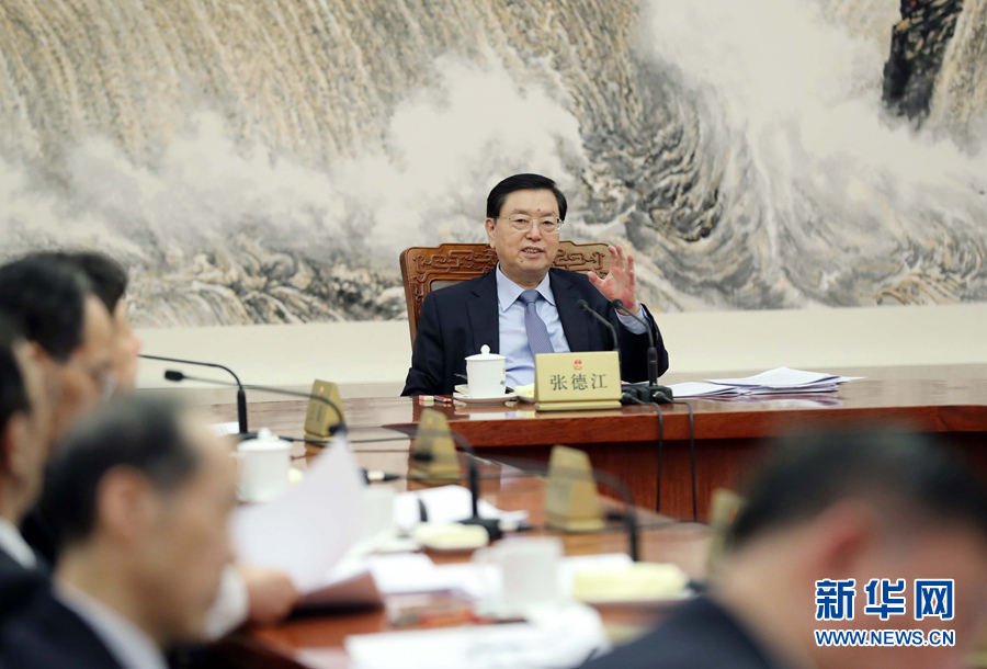 2月11日，十二屆全國(guó)人大常委會(huì)第一百一十一次委員長(zhǎng)會(huì)議在北京人民大會(huì)堂舉行。會(huì)議決定，十二屆全國(guó)人大常委會(huì)第三十三次會(huì)議于2月23日至24日舉行。張德江委員長(zhǎng)主持會(huì)議。新華社記者 劉衛(wèi)兵 攝