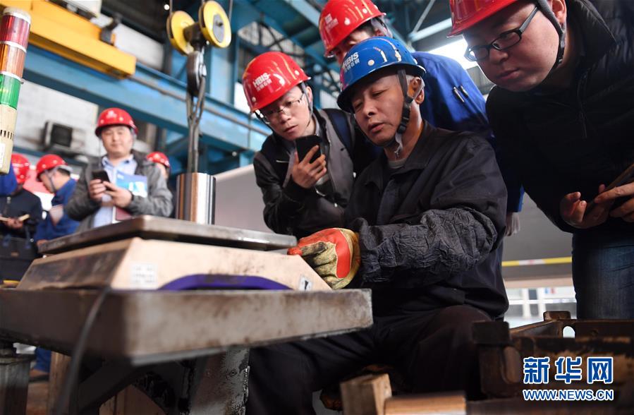 (習(xí)近平新時(shí)代中國(guó)特色社會(huì)主義思想在基層·改革發(fā)展新氣象·圖文互動(dòng))(1)河鋼轉(zhuǎn)型:不按“噸”賣(mài)按“塊”賣(mài) 不賣(mài)“數(shù)量”賣(mài)“質(zhì)量”