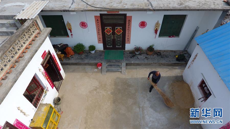 （走基層 聽(tīng)民聲）（3）貧困戶王萬(wàn)才的&ldquo;詩(shī)意&rdquo;脫貧路