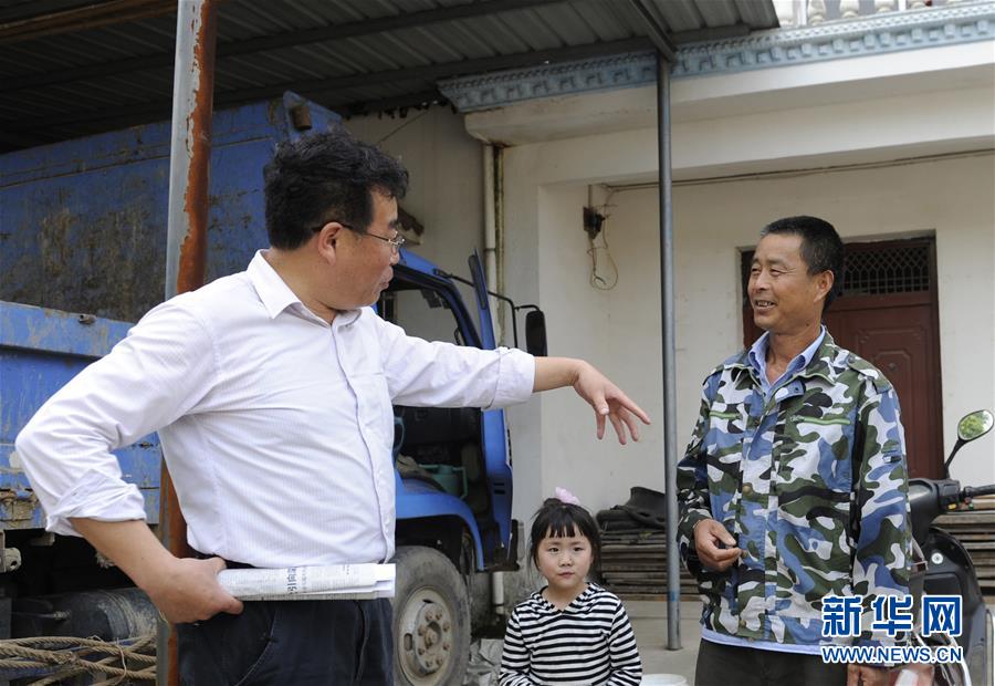 (圖文互動(dòng))(1)第一書記李傳璽的駐村生活