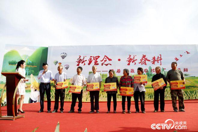 愛心企業(yè)與貧困農戶結對子、送肥料