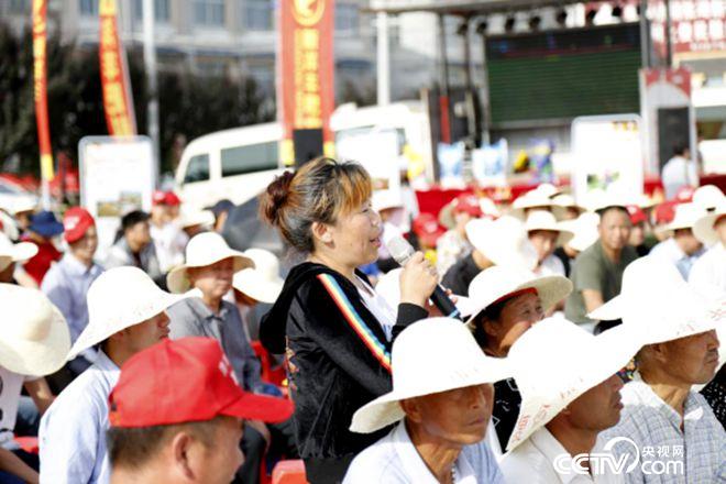 活動現(xiàn)場，農民搶答問題