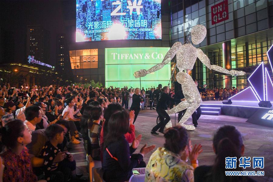 （文化）（1）&ldquo;巨型發(fā)光人偶&rdquo;亮相沈陽