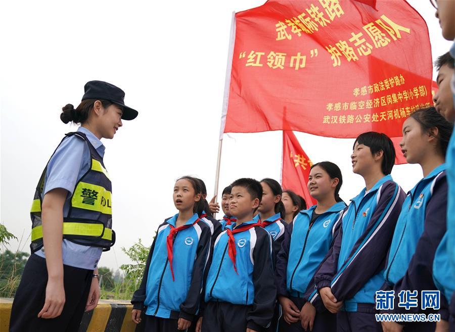 （社會）（3）孩子們的&ldquo;紅領(lǐng)巾護(hù)路志愿隊(duì)&rdquo;