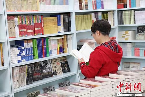 5月9日，一女子在哈爾濱市某書店選購圖書。從5月1日至5月4日，全國32家紙廠宣布漲價，各紙種漲價幅度為每噸100元至300元不等。對此，出版行業(yè)業(yè)內(nèi)人士表示&ldquo;因為紙張價格上漲，直接造成了出版成本的明顯增加，出版行業(yè)只能被迫對圖書定價進行調(diào)整。&rdquo;
<a target='_blank' >中新社</a>記者 于琨 攝