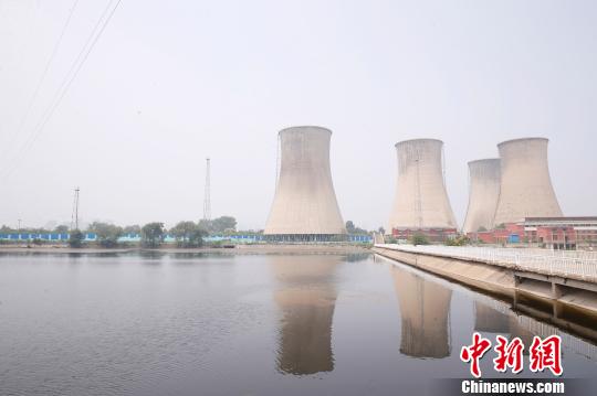 按照規(guī)劃，位于首鋼園區(qū)內(nèi)的滑雪大跳臺(tái)建成后將成為世界首例永久保留和使用的單板大跳臺(tái)場(chǎng)地。圖為單板大跳臺(tái)選址所在地。　韓海丹 攝