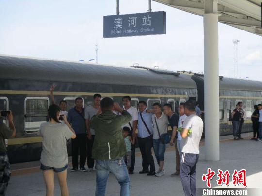 圖為旅客在漠河站合影留念。(中國鐵路哈爾濱局集團有限公司提供)