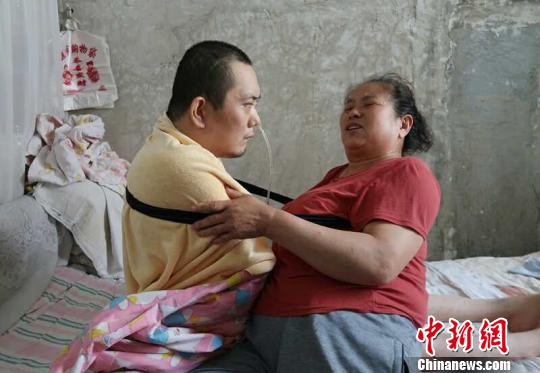 身體日漸衰老的梁青蘭每次幫兒子翻身、坐立，全身的衣物都要濕透一次。　尚明俠 攝