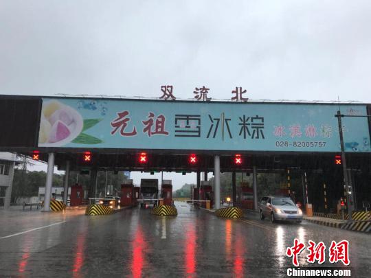 網(wǎng)傳車輛被淹的收費(fèi)站現(xiàn)狀。　鐘欣 攝