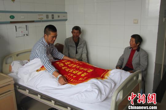 被救的李忠起、張總鳳夫婦看望受傷后的李運飛?！⊥粲?攝