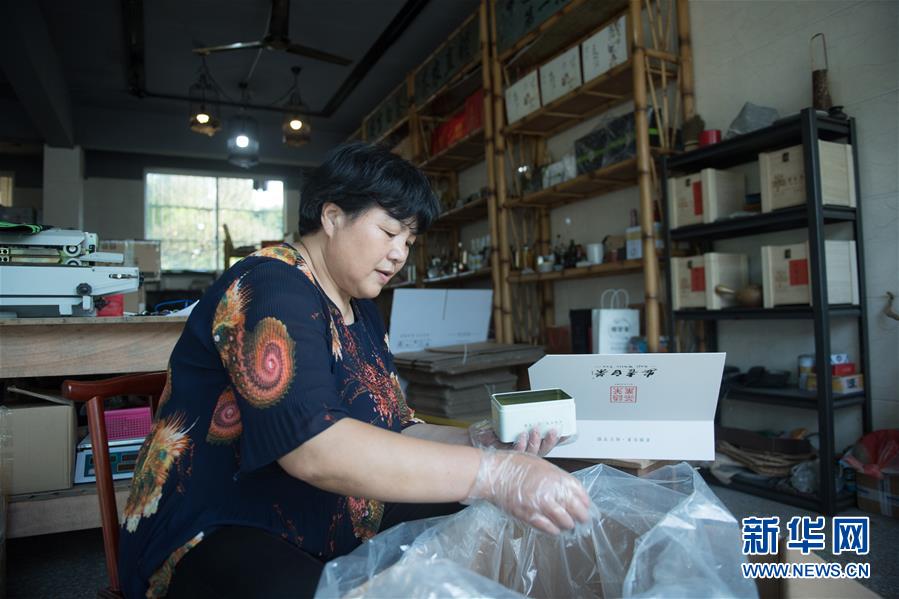 （新華全媒頭條&middot;圖文互動）（8）安吉白茶奔向扶貧一線&mdash;&mdash;浙江黃杜村農(nóng)民黨員先富幫后富向貧困地區(qū)捐贈&ldquo;扶貧苗&rdquo;