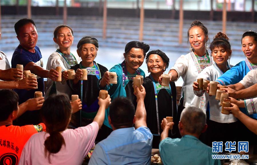 （社會）（1）苗山脫貧影像志&mdash;&mdash;把苗寨搬進(jìn)景區(qū) 讓貧困戶住進(jìn)城里