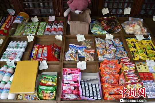 圖為：&ldquo;誠信小賣部&rdquo;販賣的商品 范宇斌 攝