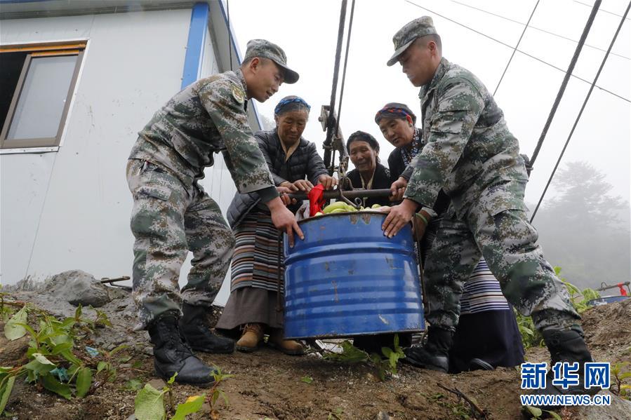 （圖文互動）（2）特寫：&ldquo;八一&rdquo;禮物，飛向云端哨所