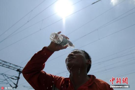 資料圖：高溫下的人。胡國(guó)林 攝 圖片來(lái)源：東方IC 版權(quán)作品 請(qǐng)勿轉(zhuǎn)載