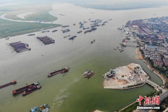 8月1日，巨型的水泥儲(chǔ)罐被吊離碼頭，湖南岳陽(yáng)城陵磯新港區(qū)天欣碼頭的整治已基本完成。今年5月，長(zhǎng)江岸線湖南段開展港口碼頭&ldquo;關(guān)停并轉(zhuǎn)&rdquo;專項(xiàng)整治行動(dòng)。截至目前，該行動(dòng)已集中關(guān)停42個(gè)碼頭泊位，退出岸線7302米。楊華峰 攝