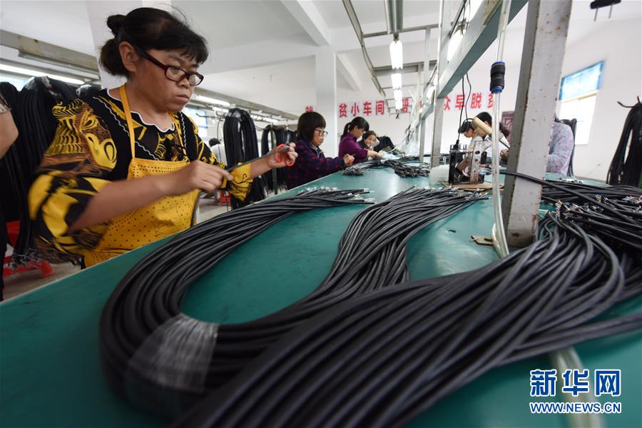 （新華全媒頭條&middot;圖文互動(dòng)）（3）脫貧攻堅(jiān)的重要一步&mdash;&mdash;寫(xiě)在40個(gè)貧困縣脫貧摘帽之際