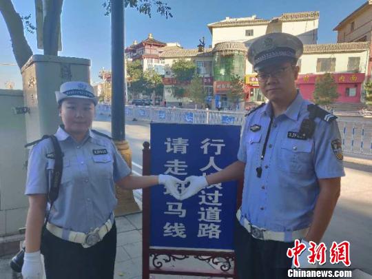 交警夫妻堅(jiān)守崗位共度七夕：最美&ldquo;情侶裝&rdquo;是警服