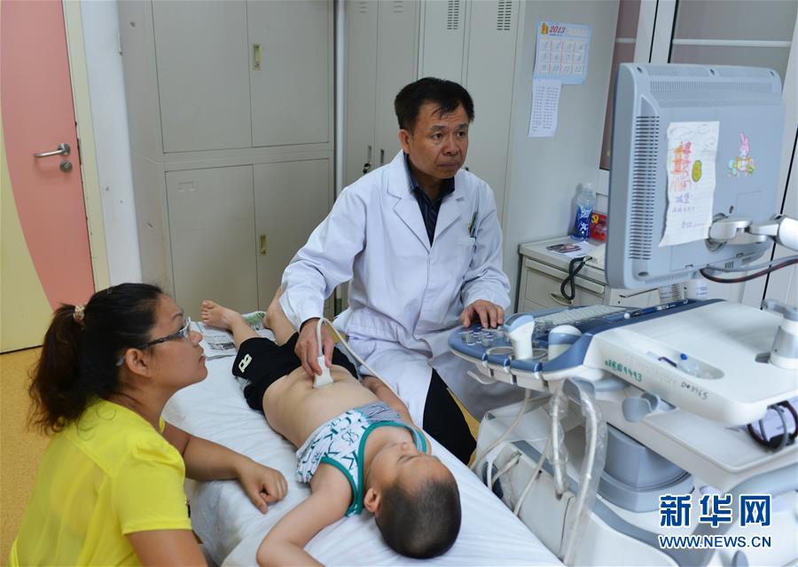 (新華全媒頭條·圖文互動)(4)以生命的名義——獻給首個“中國醫(yī)師節(jié)”