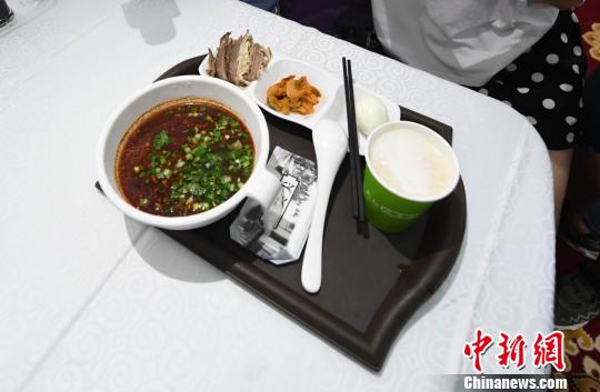 圖為&ldquo;環(huán)西部火車游Y667/8次&rdquo;列車上推出蘭州牛肉面套餐，套餐38元，有一碗牛肉面、一碟牛肉、一個雞蛋、一份小菜、一份甜胚子?！钇G敏 攝