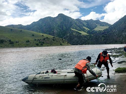 管護(hù)員久美扎西（右）和朋友正準(zhǔn)備將皮劃艇抬上岸。