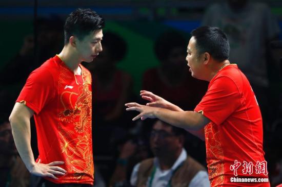 圖為教練劉國(guó)梁在場(chǎng)邊指導(dǎo)。<a target='_blank'  ><p  align=