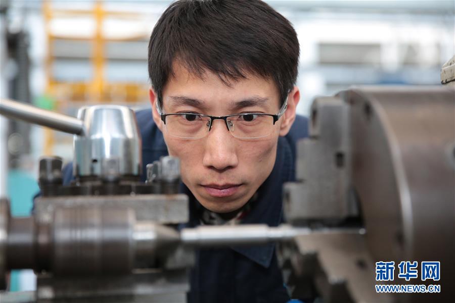 （圖文互動(dòng)）（2）他用匠心守護(hù)飛機(jī)心臟&mdash;&mdash;記中國航發(fā)沈陽黎明航空發(fā)動(dòng)機(jī)有限責(zé)任公司一線工人洪家光