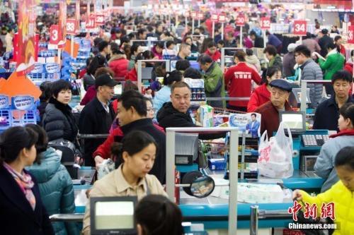 資料圖：民眾購(gòu)買生活用品。張?jiān)?攝